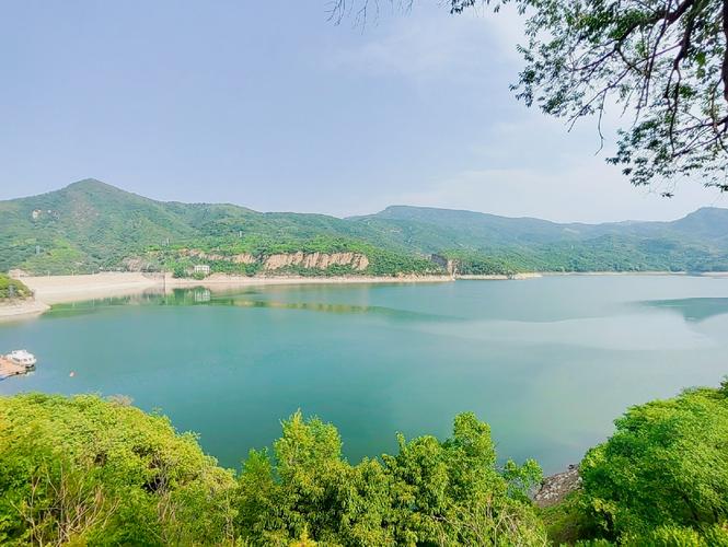 北京白河堡水库旁小众骑行道,河水碧绿峭壁耸立