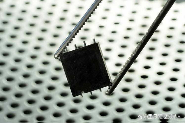 手机主板上指甲盖大小的半导体芯片特写