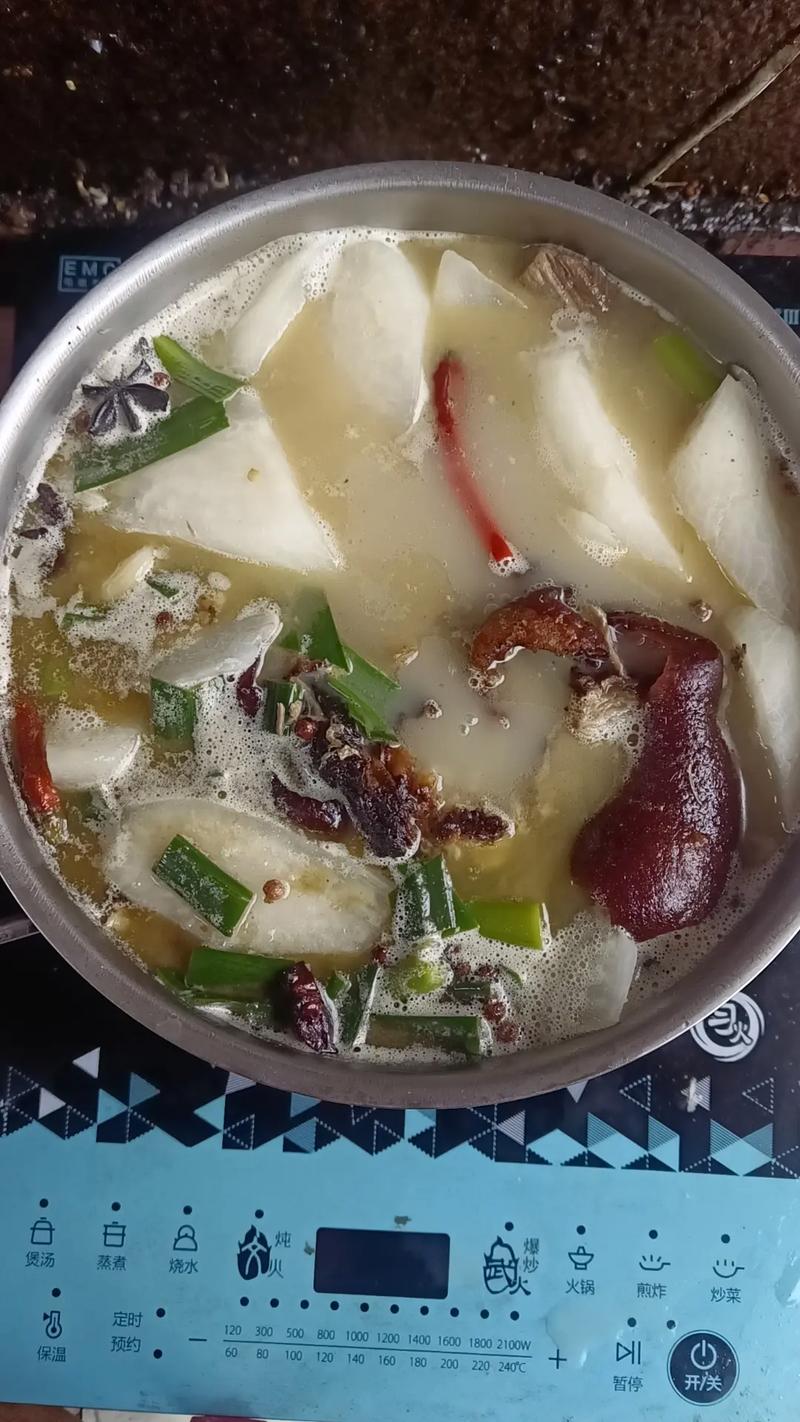 南漳山脚下农家乐腊蹄子炖魔芋实拍