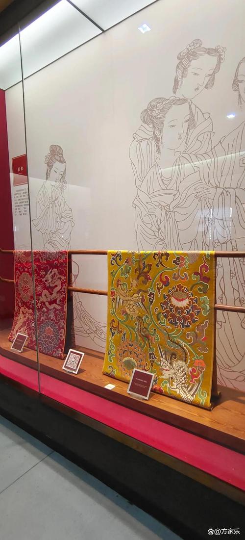 南京夫子庙游客中心展柜里陈列的带水渍老皮影展品