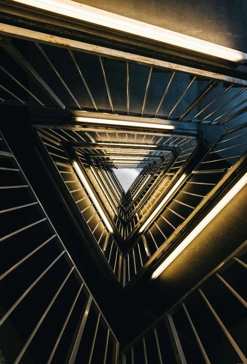 摄影正三角形斜三角形构图对比样图