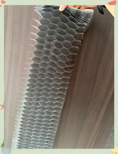 防盗门蜂窝铝填充物切面实拍