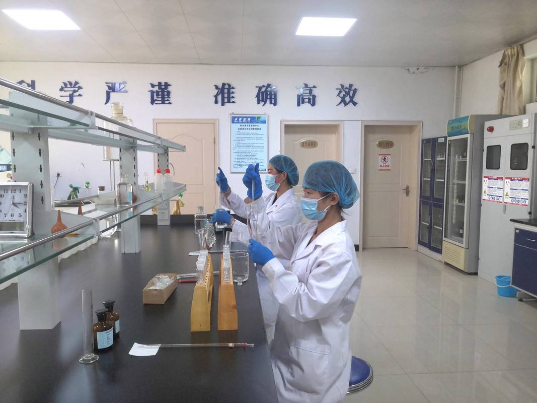 工业废水水质检测实验室取样图