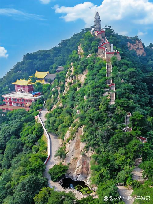 天津盘山挂月峰清晨松雾景观