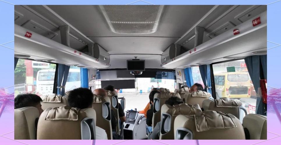 元阳梯田新街镇客运站中巴乘车场景