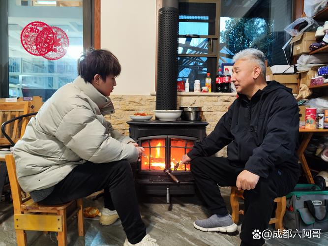 倒班工人父亲和儿子在家客厅聊天场景