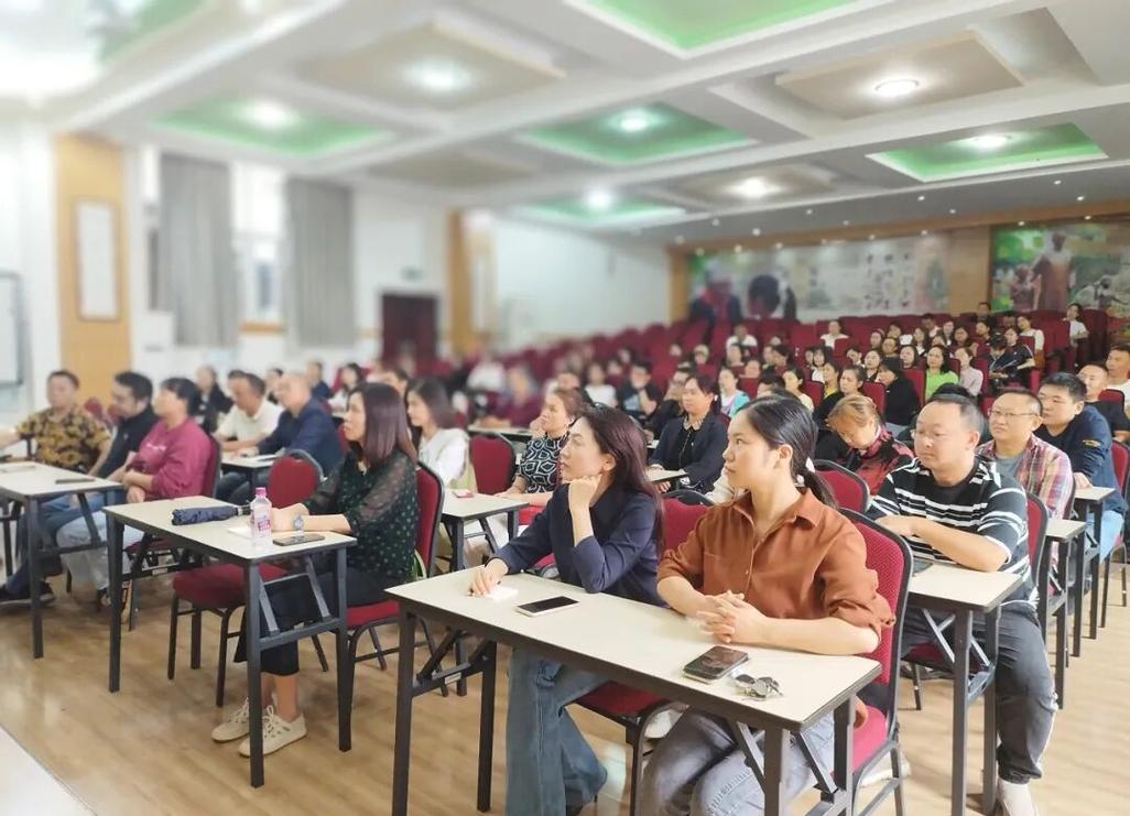 制造业园区对接教育部门的随迁子女入学政策宣讲会现场