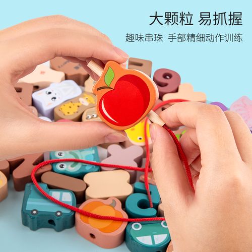 1岁宝宝在家玩彩色串珠和橡皮泥锻炼精细动作