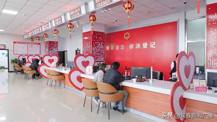 民政局婚姻登记窗口办理再婚登记的现场场景