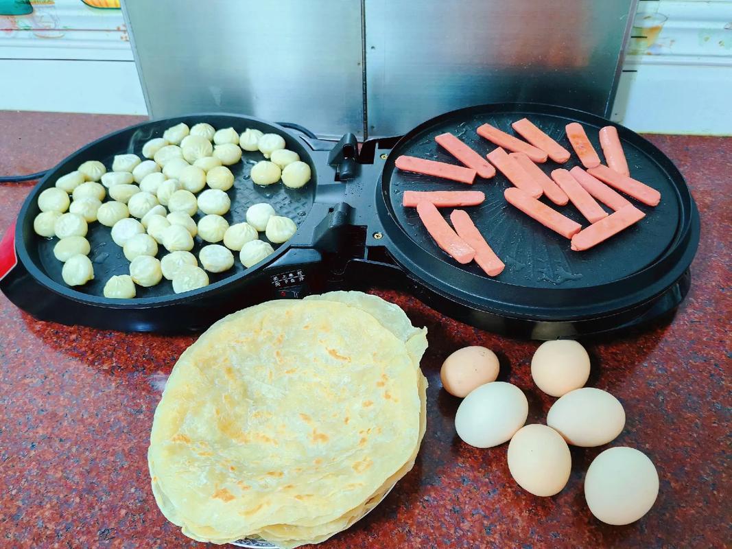 亲子在家用电饼铛煎火腿肠观察油泡的真实场景