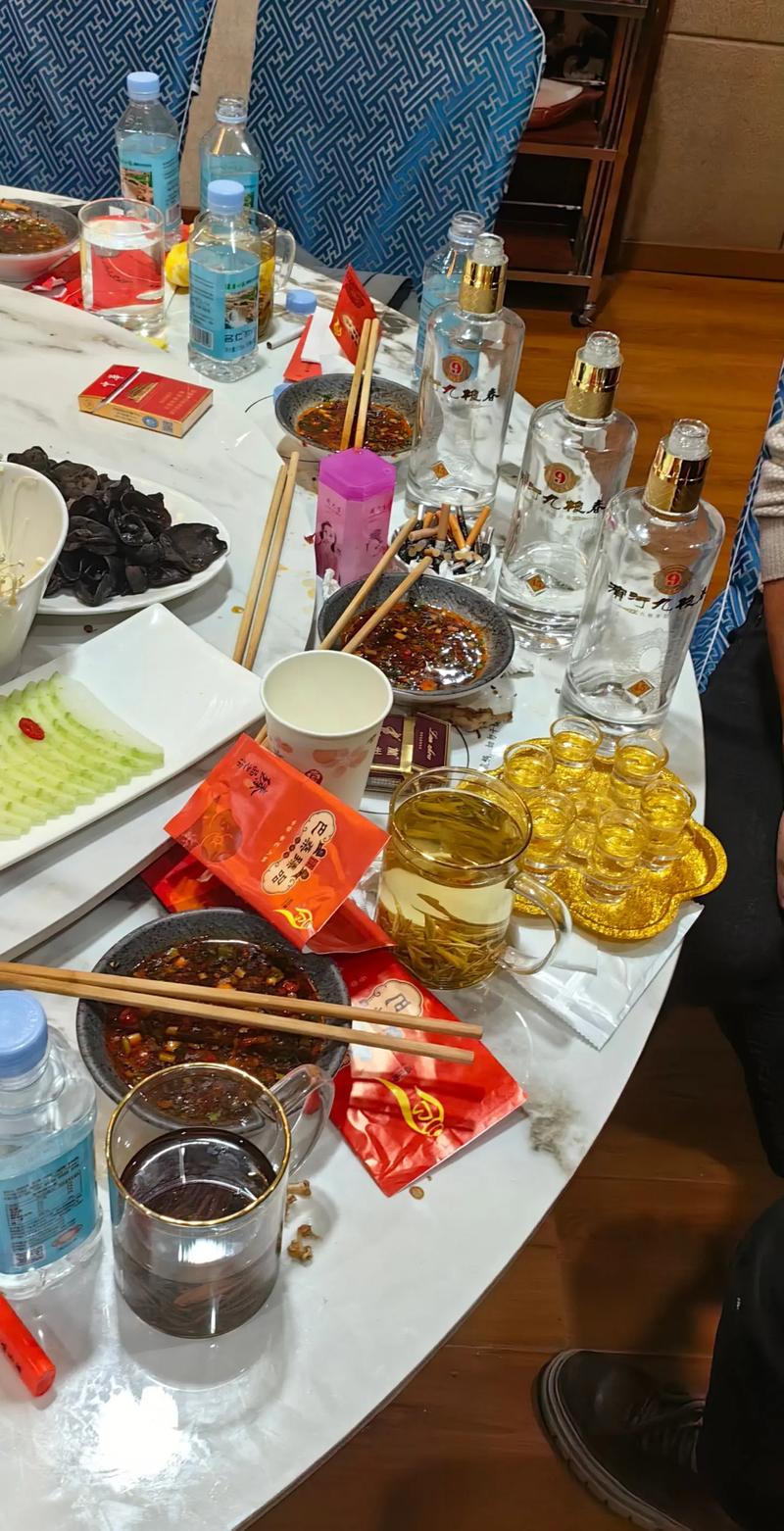 婚宴酒桌白酒半瓶浪费场景实拍