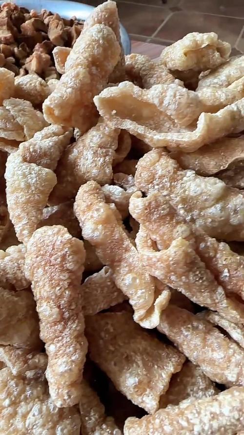 湖北南漳武安镇手工炸制猪肉皮成品