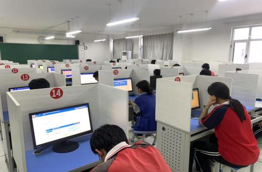 高中学生参加信息技术合格考上机考试场景