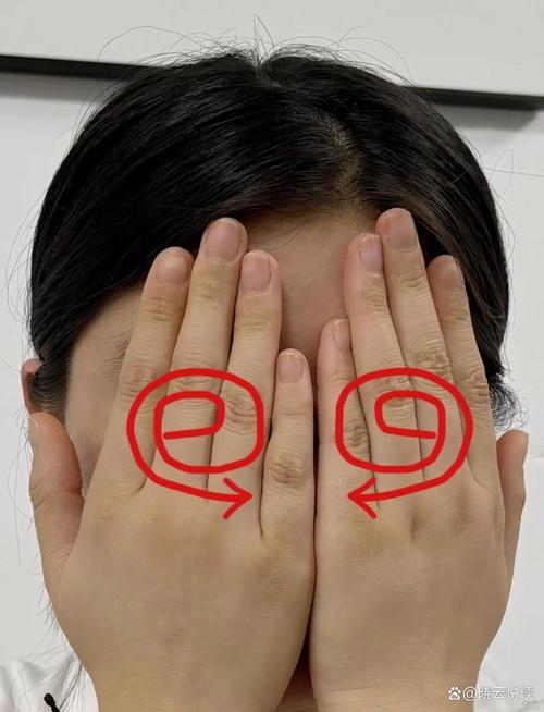 工位上用掌心轻敷眼部的放松动作示意图