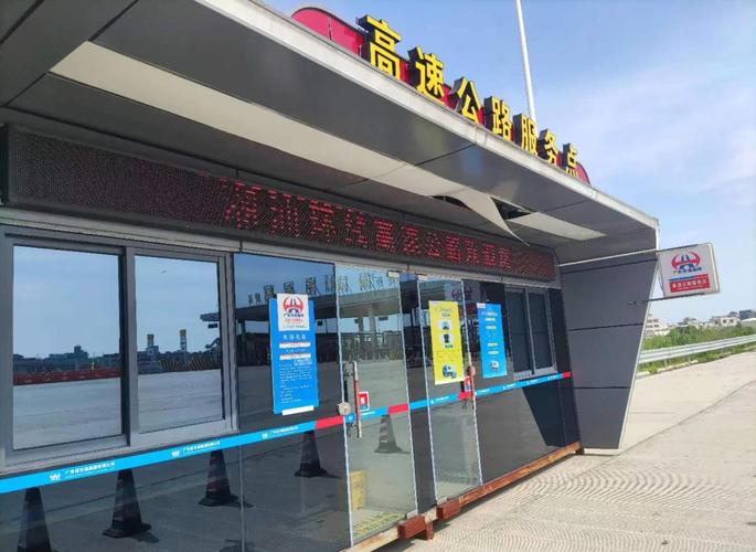 自驾司机高速公路服务区休息场景