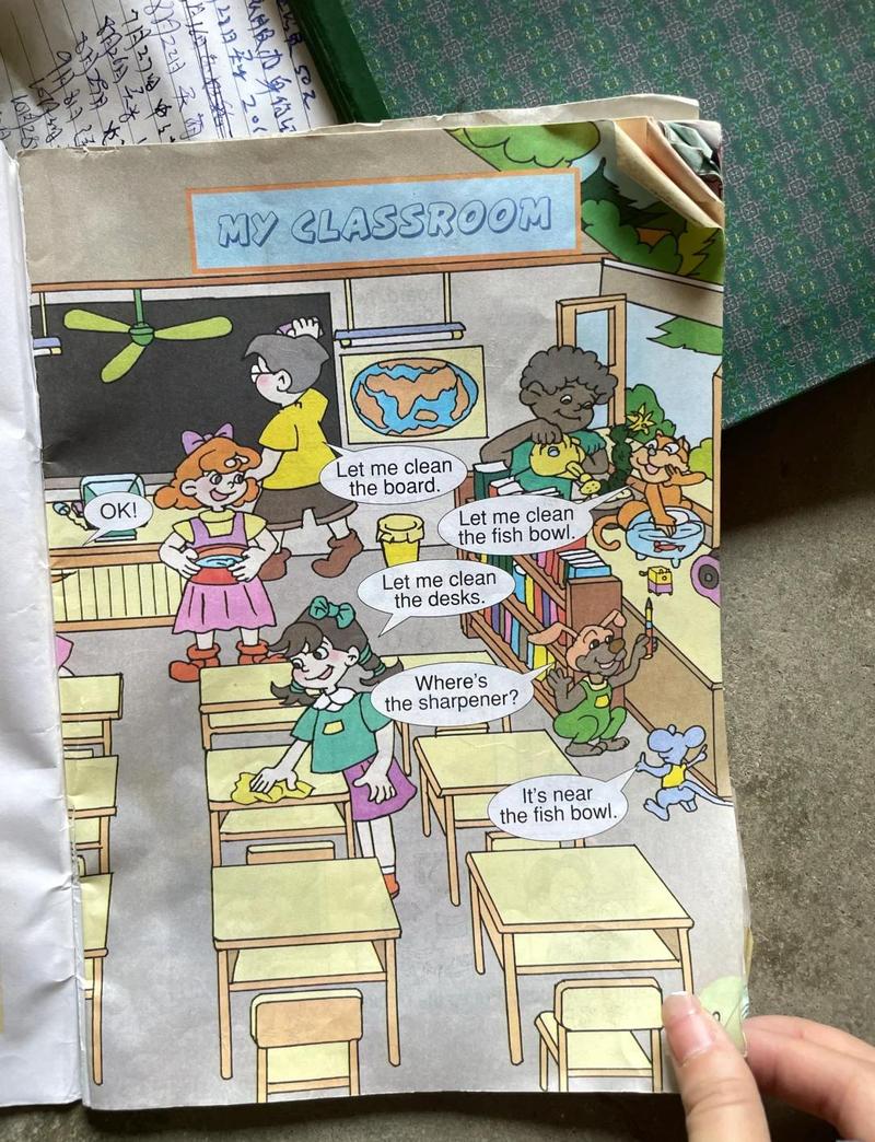 旧书桌泛黄小学英语练习册