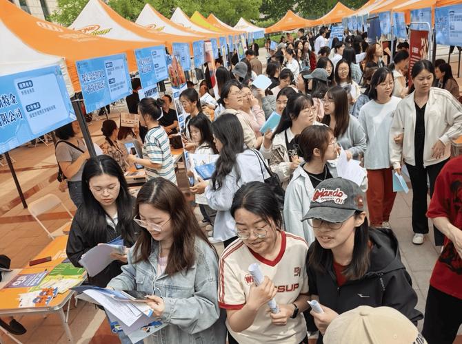 2024年制造业校招双选会现场学生排队咨询车企展位