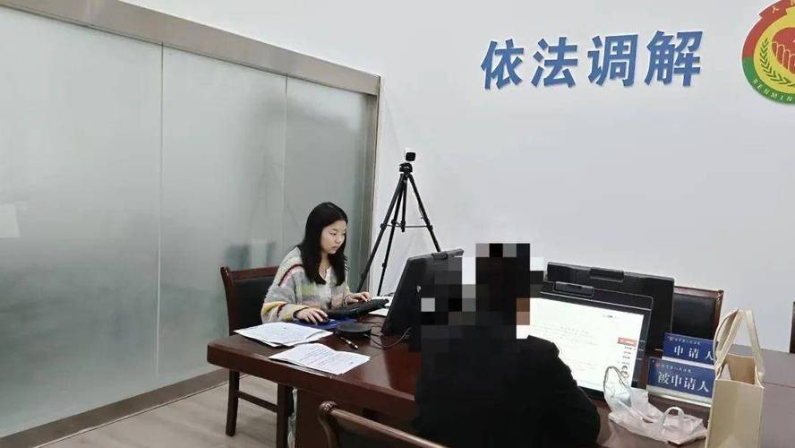 法院门口离婚纠纷当事人咨询场景