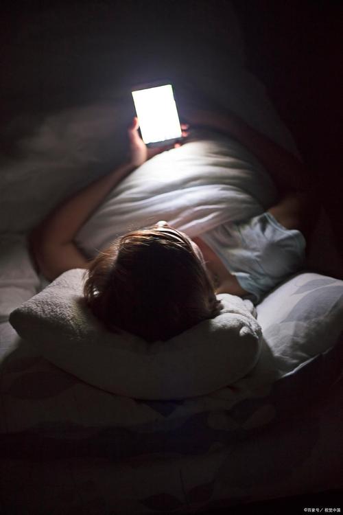 深夜躺在床上刷手机的人睡眠困扰
