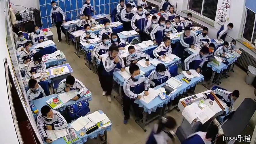 高中教室学生躲着老师刷平板视频的后排视角
