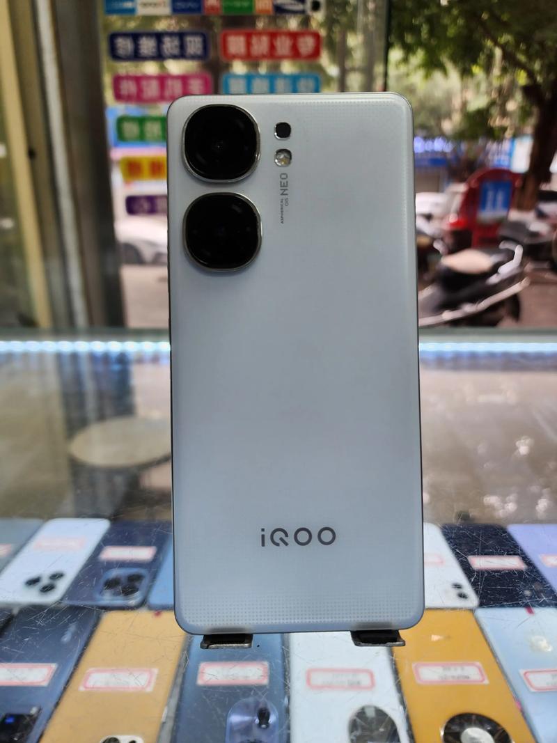 iQOO Neo9背面相机设计特写和游戏肩键映射