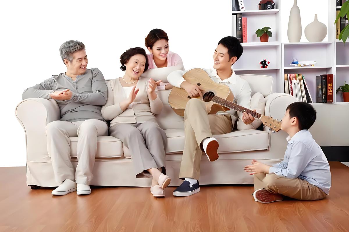 家长和孩子坐在沙发上平等交流的温馨场景