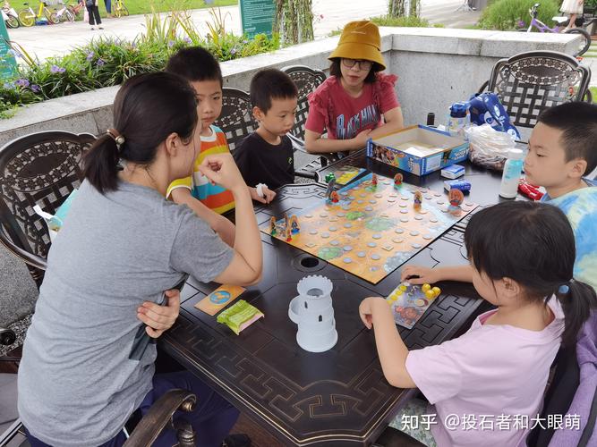 亲子在家玩答卷分装游戏桌面实拍