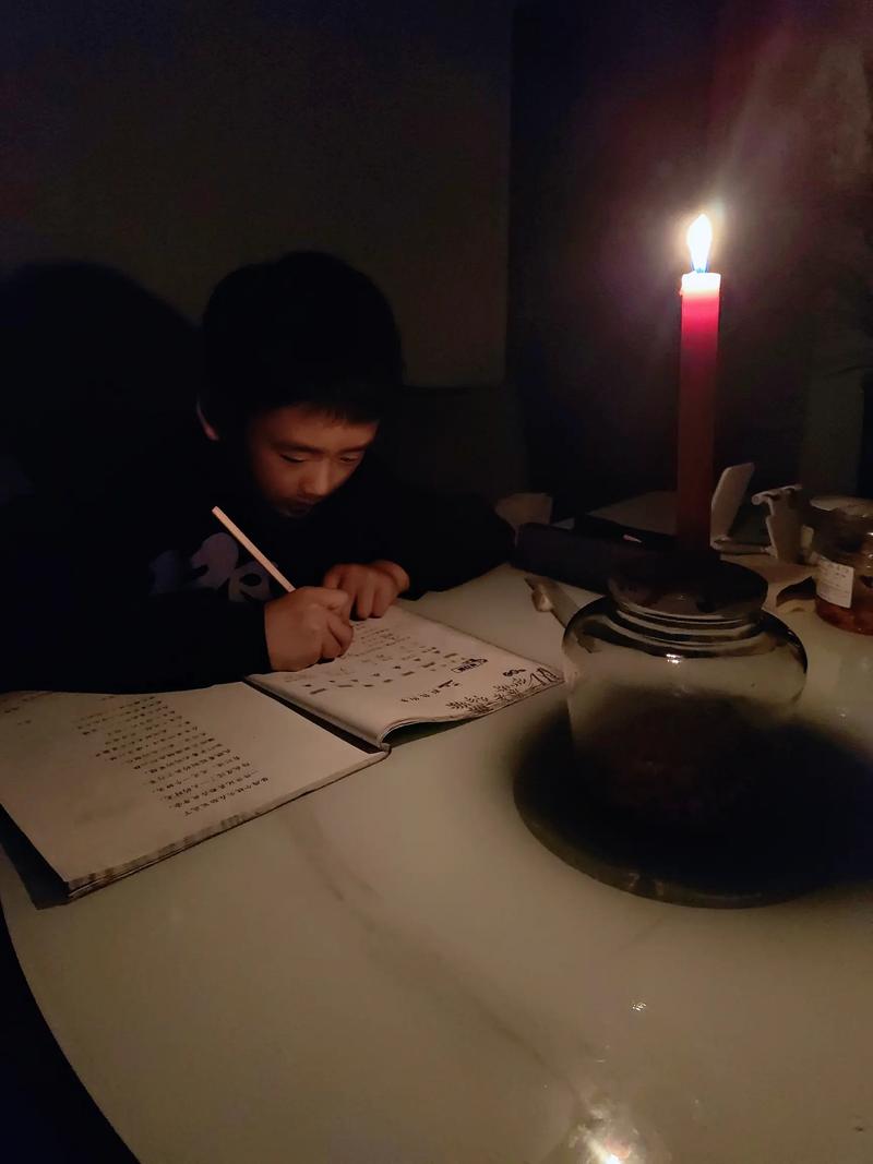 夜晚加班工程师在台灯下写给孩子的小纸条特写