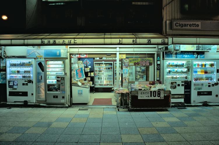 南京老小区楼下夫妻便利店深夜营业场景