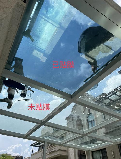 业主在建材市场对比不同隔热反射膜样片的实拍