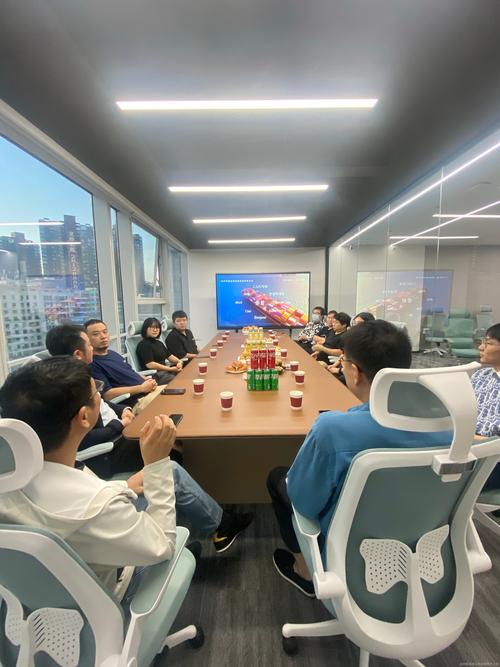 跨境中小企业本地员工办公会议现场