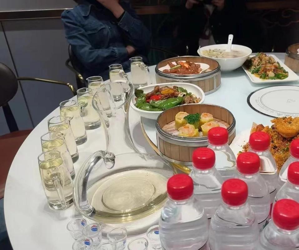 商务应酬酒局餐桌摆满酒水实拍