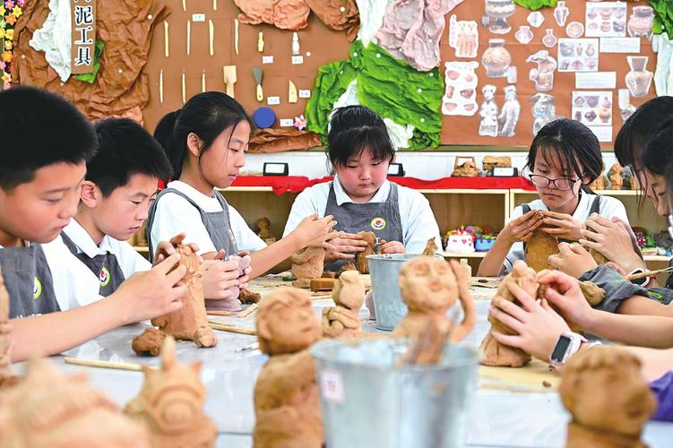 中小学生课堂泥塑捏人物创作现场