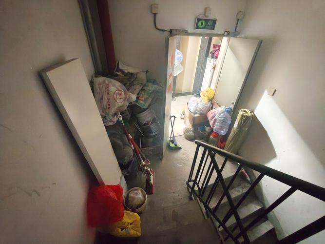 高层住宅狭窄消防楼道实拍