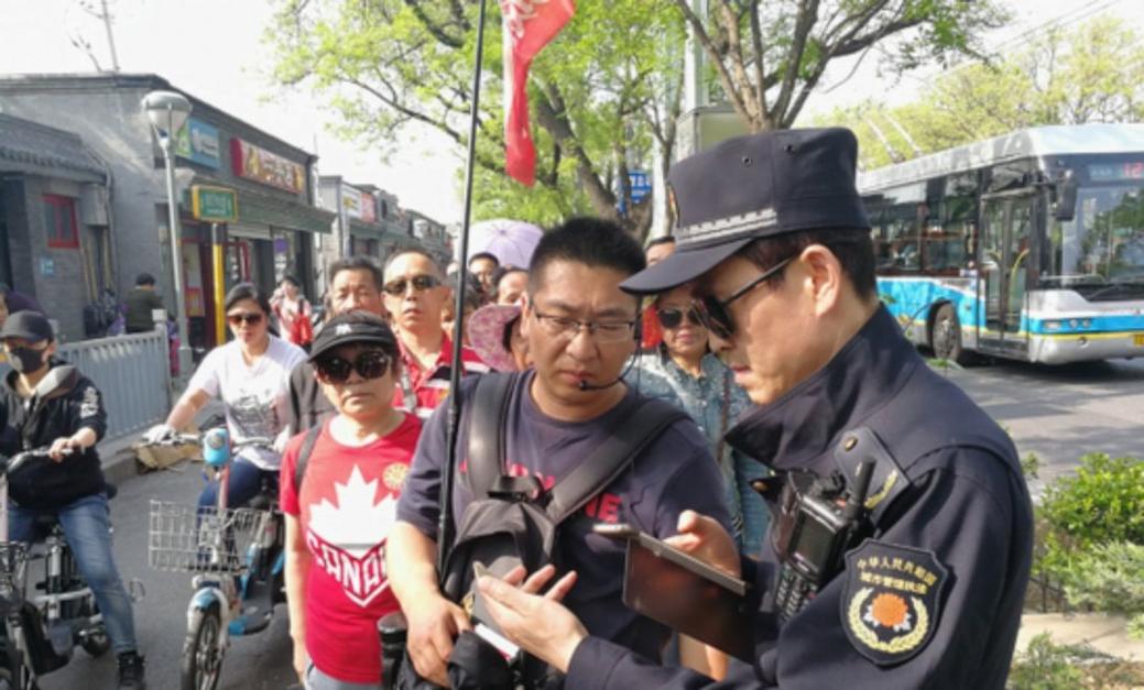 热门景区门口黑拉客乱象实拍