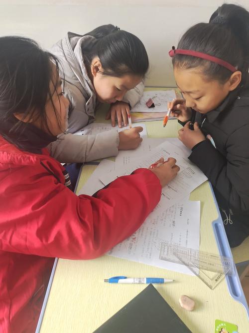小学课堂上同桌互相批改数学作业的真实场景