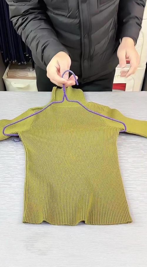 对折毛衣搭在两个并排衣架上的防变形实操图