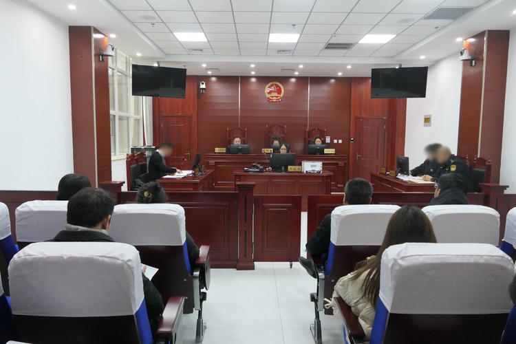 人身损害赔偿案件庭审现场法官听取律师陈述