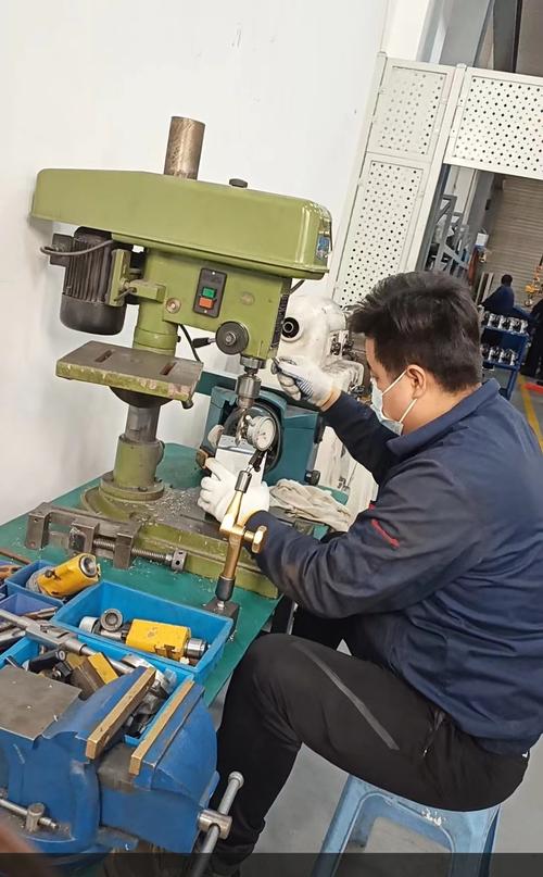 老式磨床人工打表找正车间现场