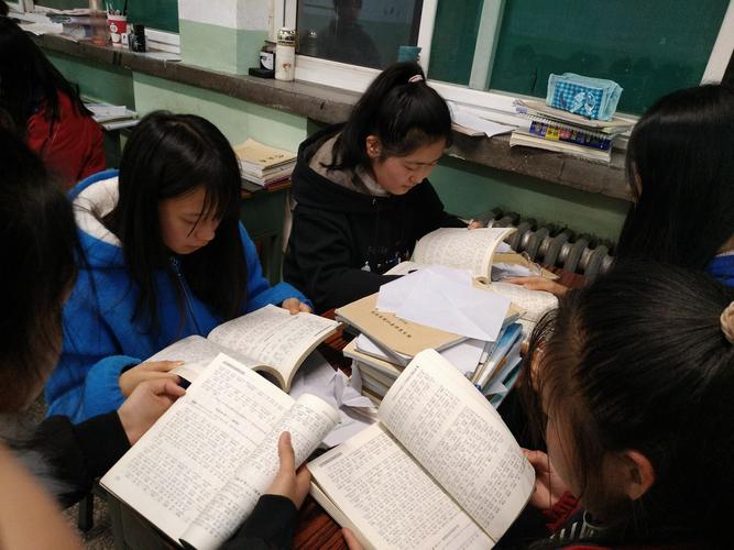 中学课间学生围看汽车杂志的真实场景