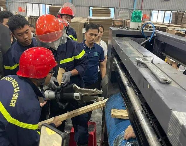 工厂车间滚筒线卡料故障现场