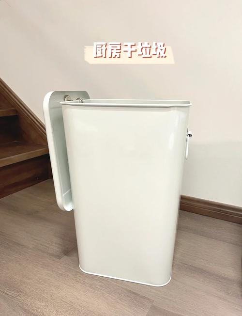 铺了小苏打和厨房纸的家用宠物垃圾桶实拍