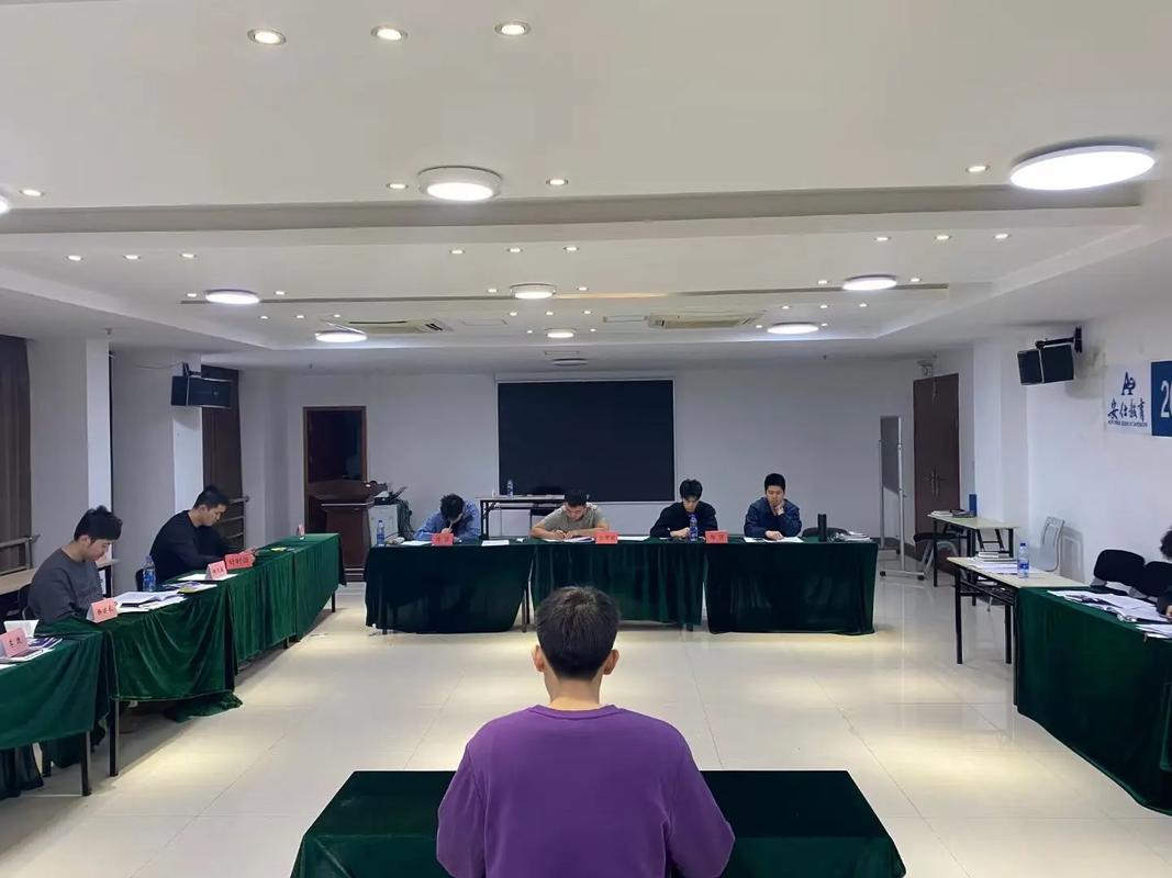 模拟面试现场考生紧张忘词瞬间