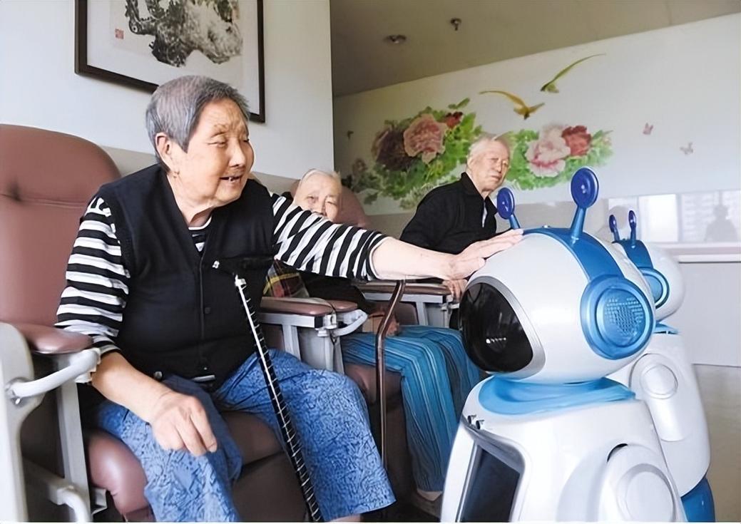 养老护理员在高端养老院使用智能设备照顾老人