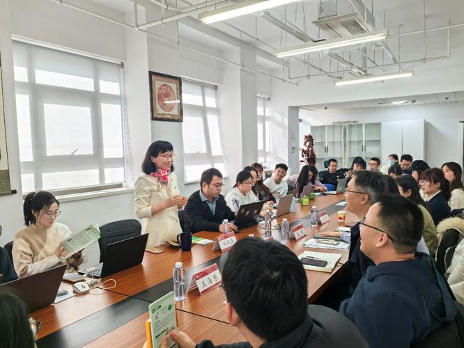 博士后笑着与导师在办公室讨论数据
