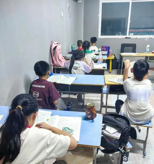 小学晚辅室里攥着半块橡皮的三年级男生盯着哭花的练习册低头的场景