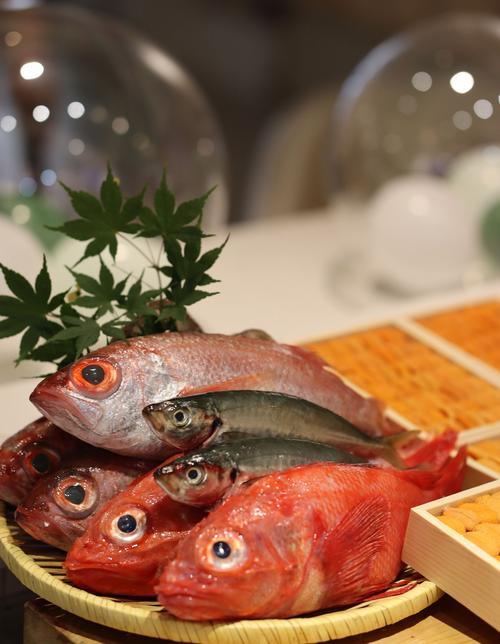 三、味觉的极致:一道菜吃出四季与风土