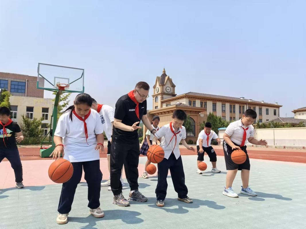 小学儿童篮球场户外训练合影