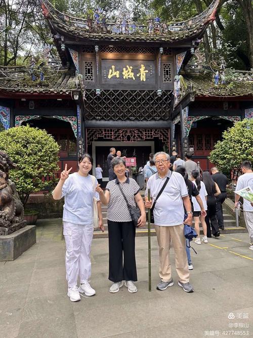 青城山月城湖索道老人背影