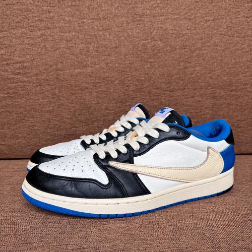 Travis Scott倒钩AJ1球鞋展示